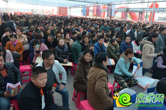 現(xiàn)場等待開盤的商戶