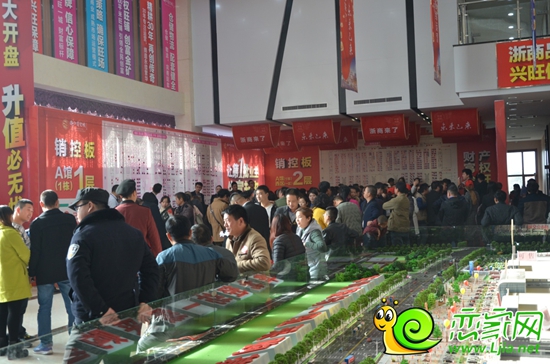 選鋪現(xiàn)場(chǎng)的商戶在選擇合適的面積