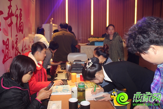 現(xiàn)場進(jìn)行登記的體驗(yàn)馬克杯DIY的購房者