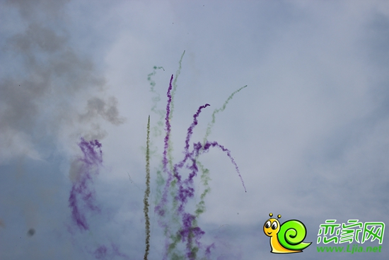 鞭炮禮花齊齊綻放