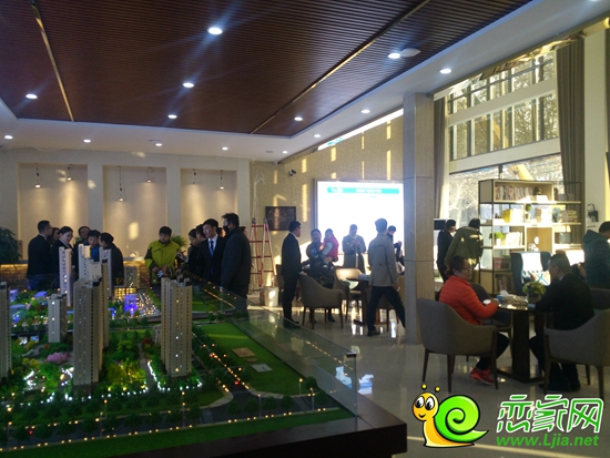 在城市展廳進行咨詢的購房者