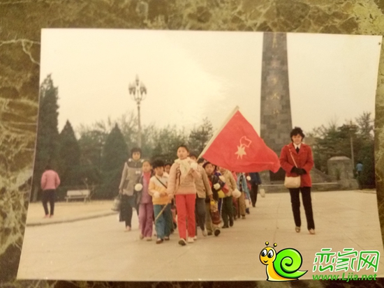 學生掃完墓之后的合影