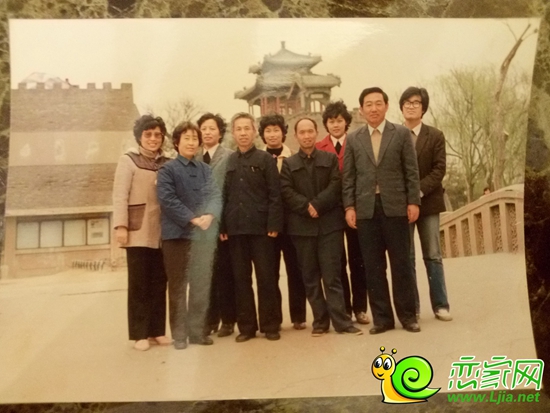 帶隊老師與校領導在叢臺公園的合影