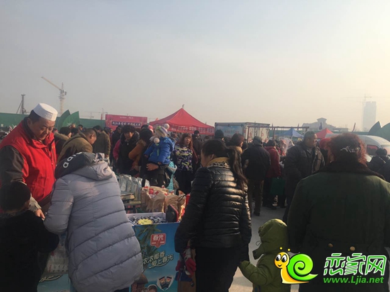 瀾灣趕大集活動現(xiàn)場攤位前
