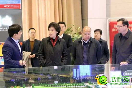 田向利部長(zhǎng)詢問華耀城項(xiàng)目建設(shè)情況