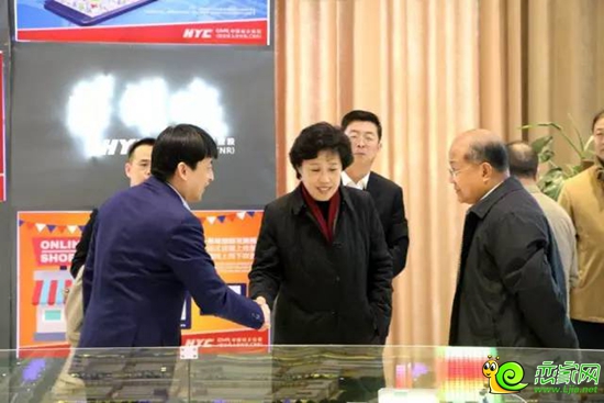 田向利部長(zhǎng)與虞瀚暉總經(jīng)理親切握手