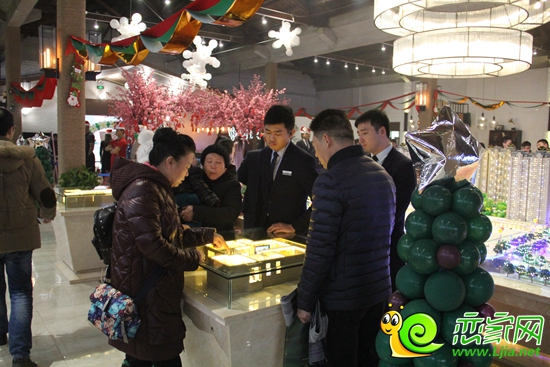 市民仔細觀看瑞城戶模