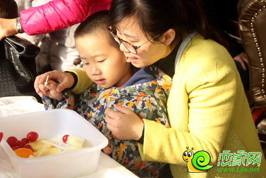 母子一起制作精美的水果花