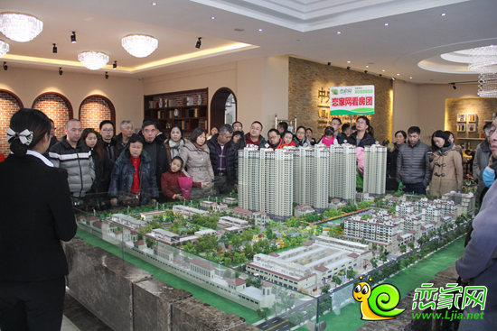 戀家網看房團網友抵達中央名都售樓部