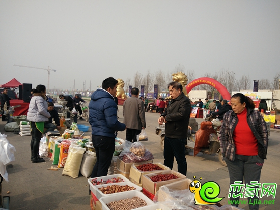現(xiàn)場(chǎng)參與趕集的商戶與到訪者