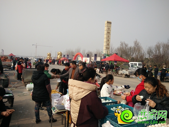 到場(chǎng)參與趕大集的到訪者