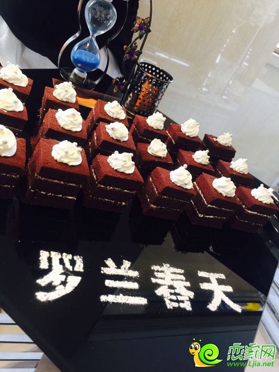羅蘭春天準(zhǔn)備精美的甜點(diǎn)