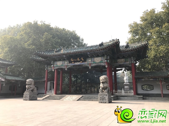 叢臺公園在其旁邊