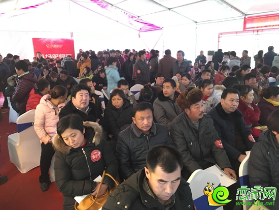 鳳凰國(guó)際外場(chǎng)等候的準(zhǔn)業(yè)主