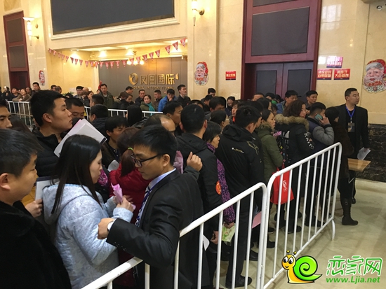 排隊(duì)等待選房的準(zhǔn)業(yè)主
