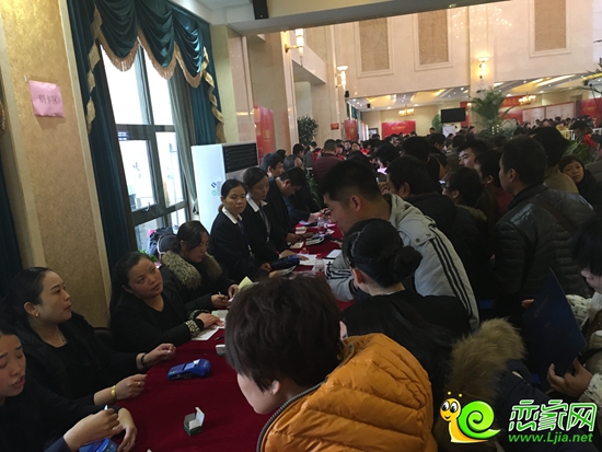 準(zhǔn)業(yè)主在財(cái)務(wù)區(qū)排著隊(duì)伍