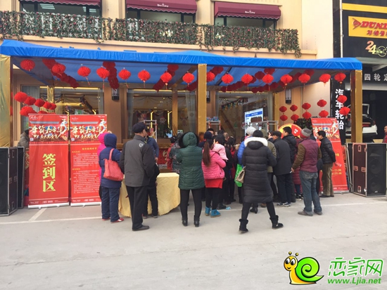 等著進(jìn)行年貨搶購的到訪者