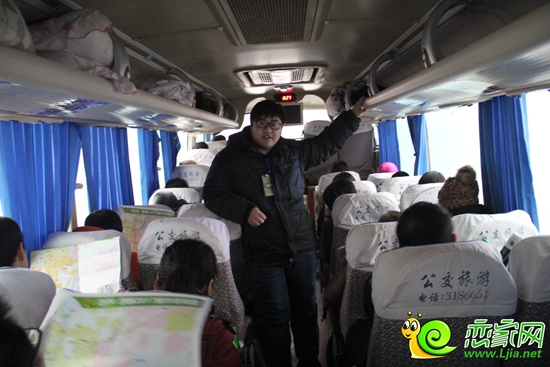 工作人員在車上給各位看房團(tuán)網(wǎng)友進(jìn)行講解