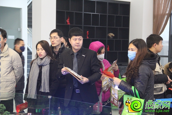 看房團網(wǎng)友同置業(yè)顧問了解項目