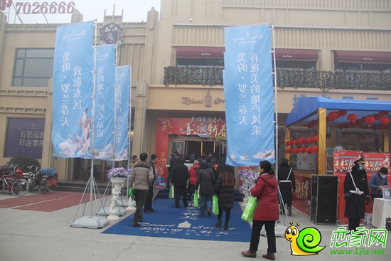 看房團(tuán)網(wǎng)友抵達(dá)羅蘭春天城市展廳