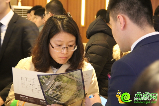 置業(yè)顧問(wèn)給看房團(tuán)網(wǎng)友進(jìn)行講解