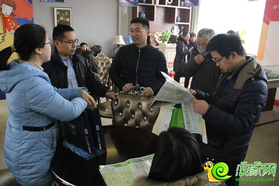 看房團(tuán)網(wǎng)友向戀家網(wǎng)工作人員咨詢當(dāng)今樓市相關(guān)信息