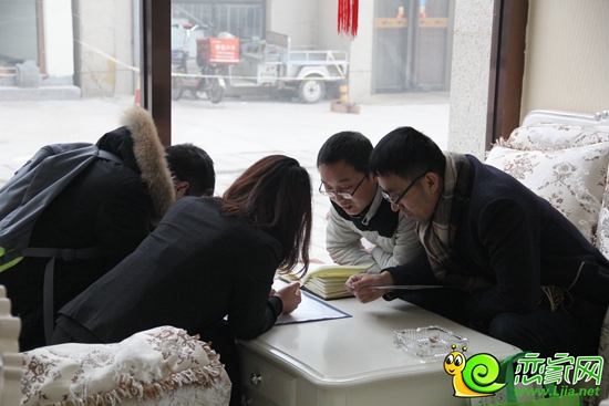 看房團網(wǎng)友向置業(yè)顧問提出自己的疑惑