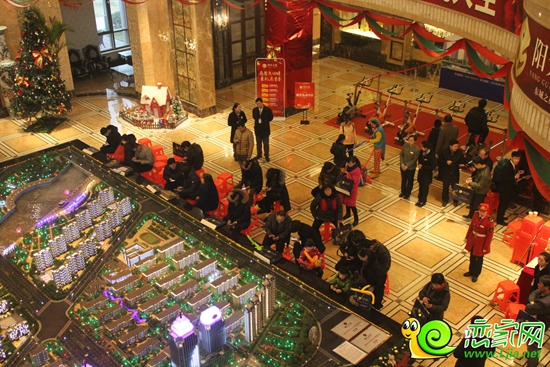 提前到達(dá)售樓部的新老業(yè)主