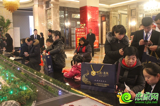 等待活動(dòng)開始的新老業(yè)主