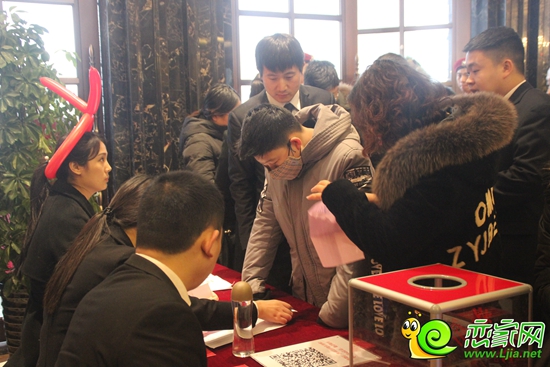 進(jìn)行簽到領(lǐng)取獎(jiǎng)券的新老業(yè)主