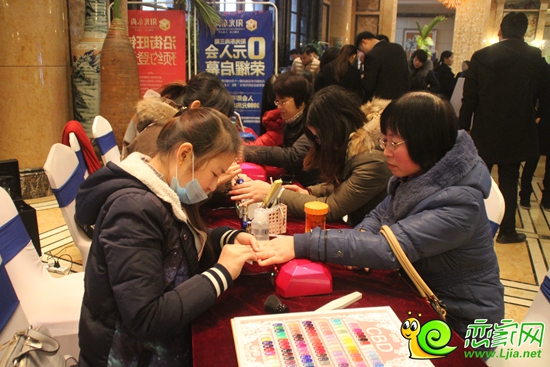 進(jìn)行美甲體驗(yàn)的新老業(yè)主