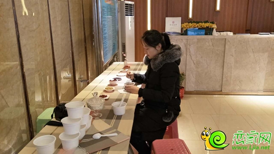 一大早就有到訪者在售樓部品嘗臘八粥