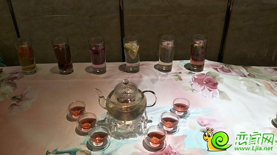 美味的花茶供到訪者品鑒