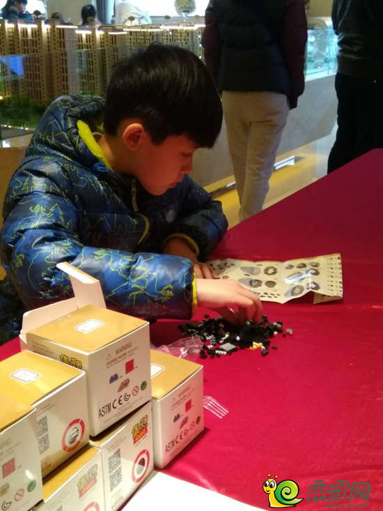 進(jìn)行拼搭的小朋友