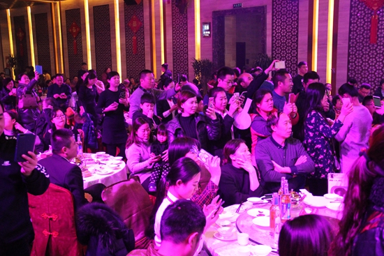 參與掃碼進(jìn)行賽跑的業(yè)主