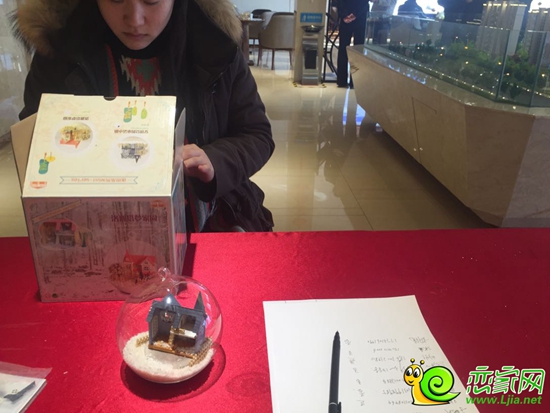 到訪者在研究怎么進(jìn)行拼搭