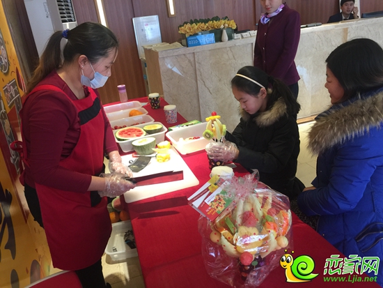 正在進(jìn)行水果花體驗(yàn)的到訪者