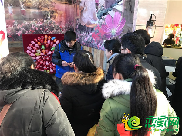 大家都在期待玩飛鏢表演