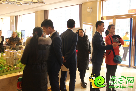 來城市展廳進行咨詢的到訪者