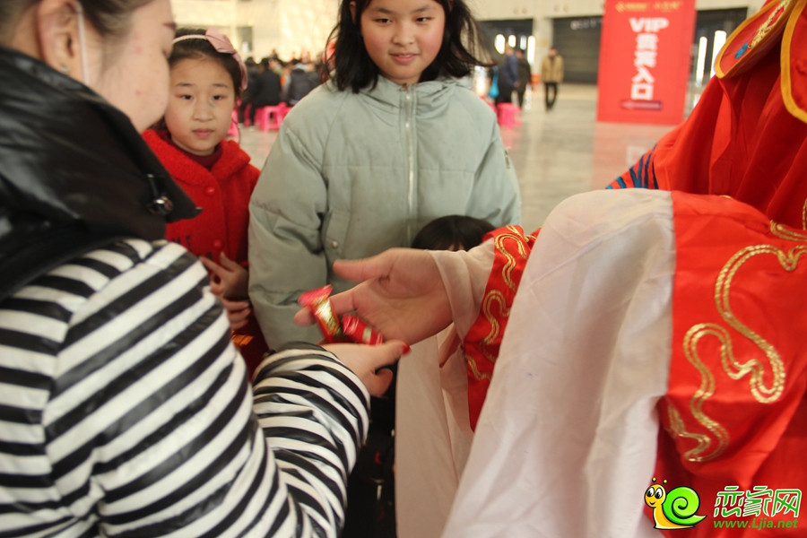 “財神爺”派發(fā)糖果