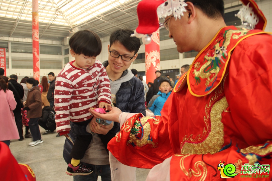 “財神爺”派發(fā)糖果