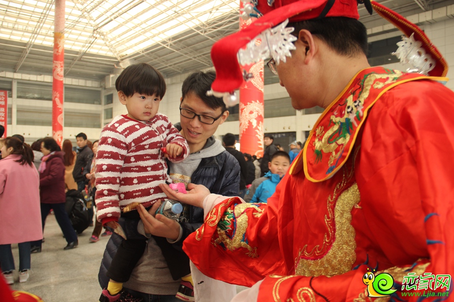 “財神爺”派發(fā)糖果