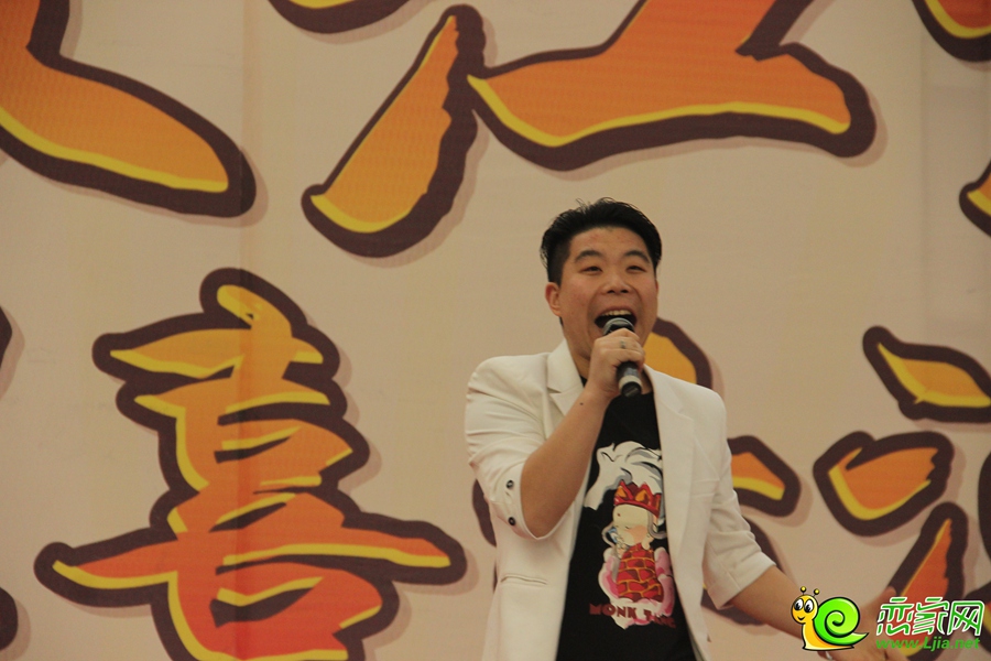 趙小龍進行傾力演出