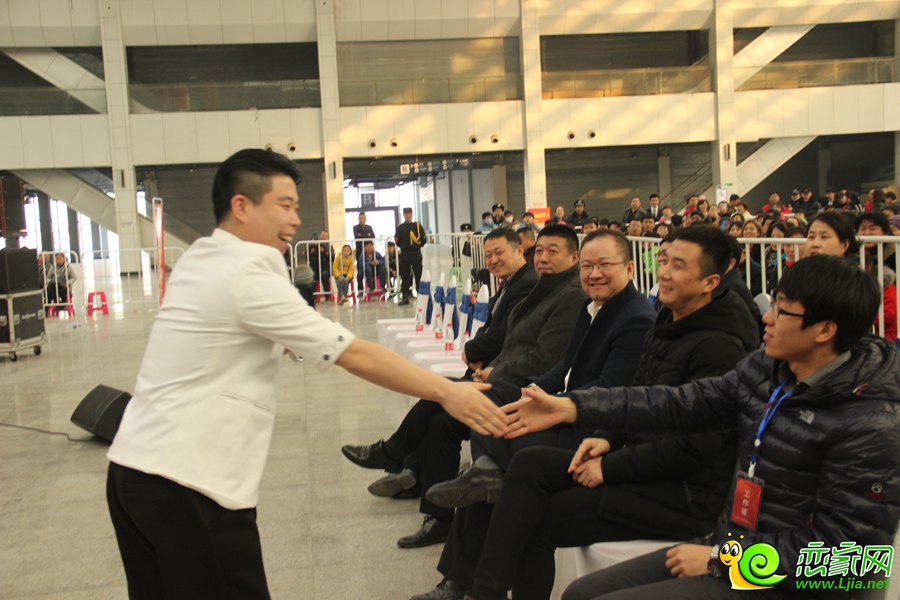 趙小龍同到場領(lǐng)導握手