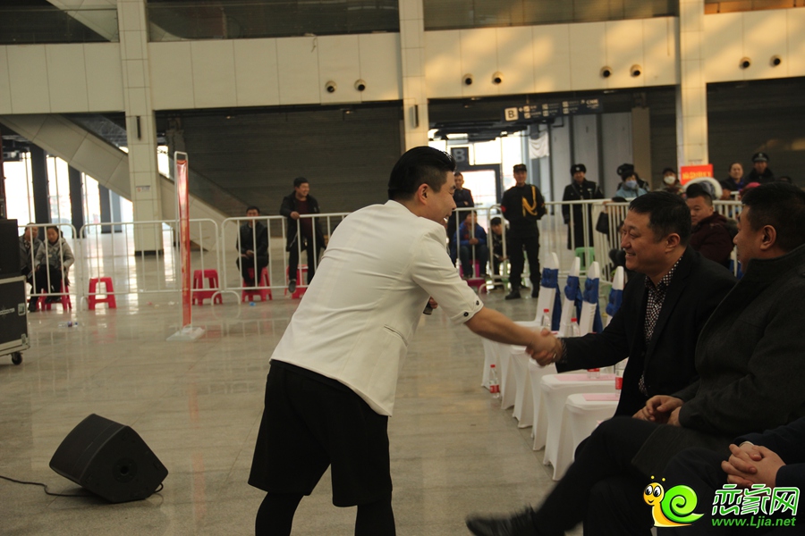 趙小龍同到場領(lǐng)導握手