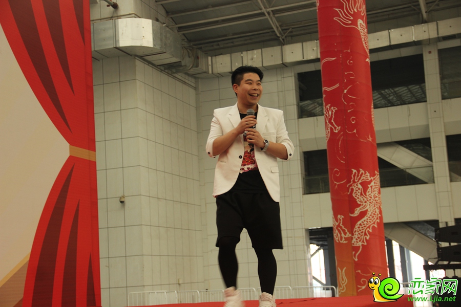 趙小龍進行傾力演出