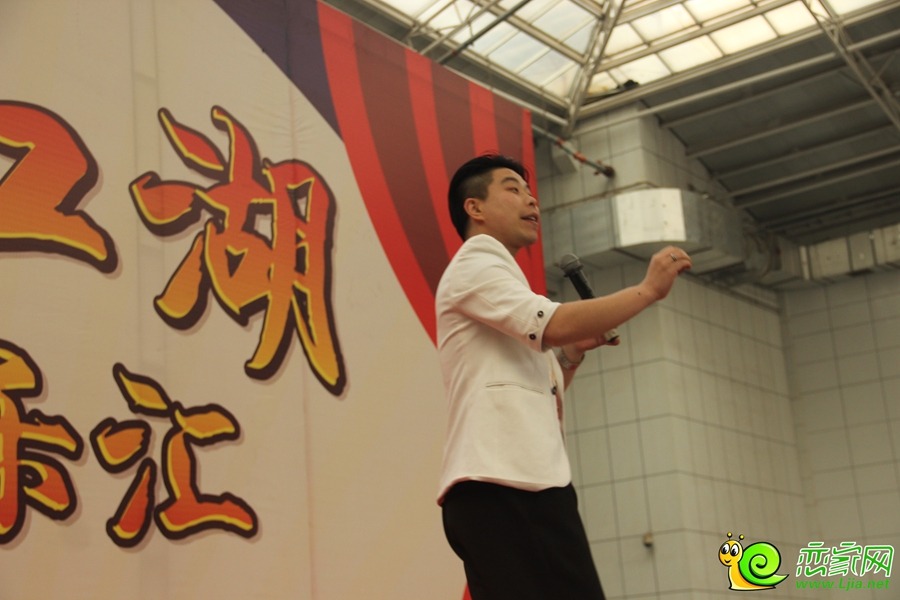 趙小龍進行傾力演出