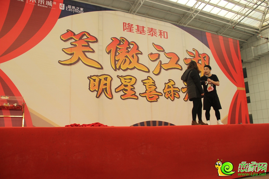 趙小龍同現(xiàn)場觀眾進行互動