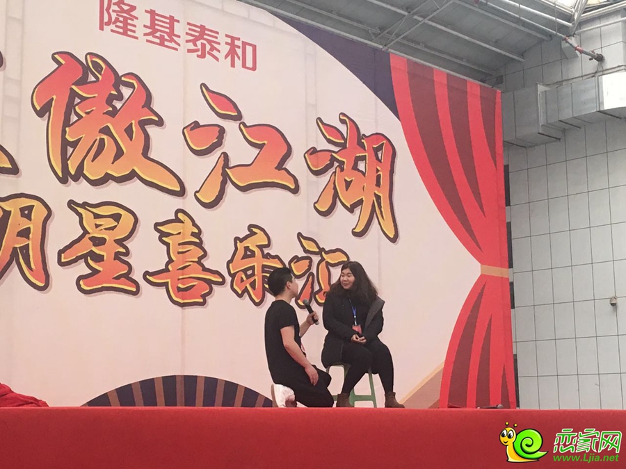 趙小龍同現(xiàn)場觀眾進行互動
