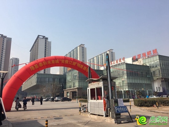 現(xiàn)場拱門入口處